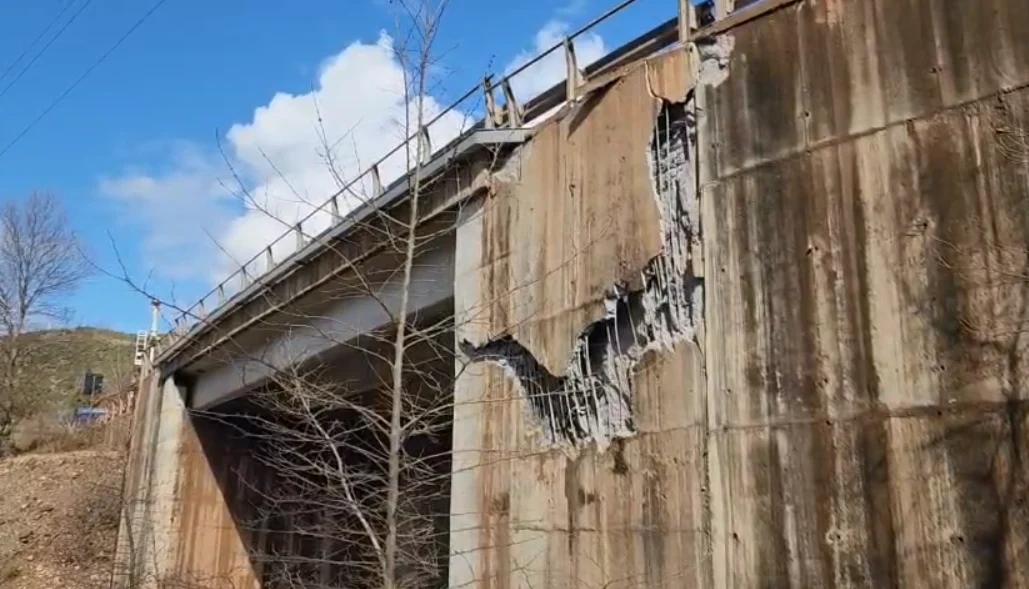 Ura në Dragostunjë do të shembet, bllokimi i aksit Librazhd-Prrenjas pritet të zgjasë me muaj